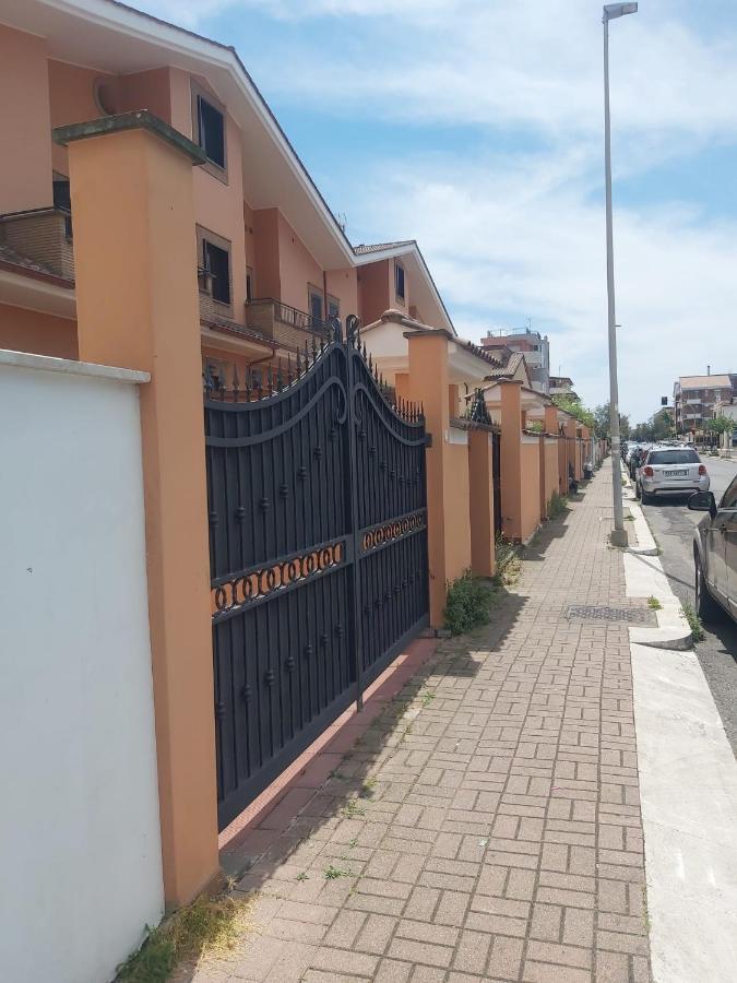 Casa Vacanza Indaco Fiumicino Bagian luar foto