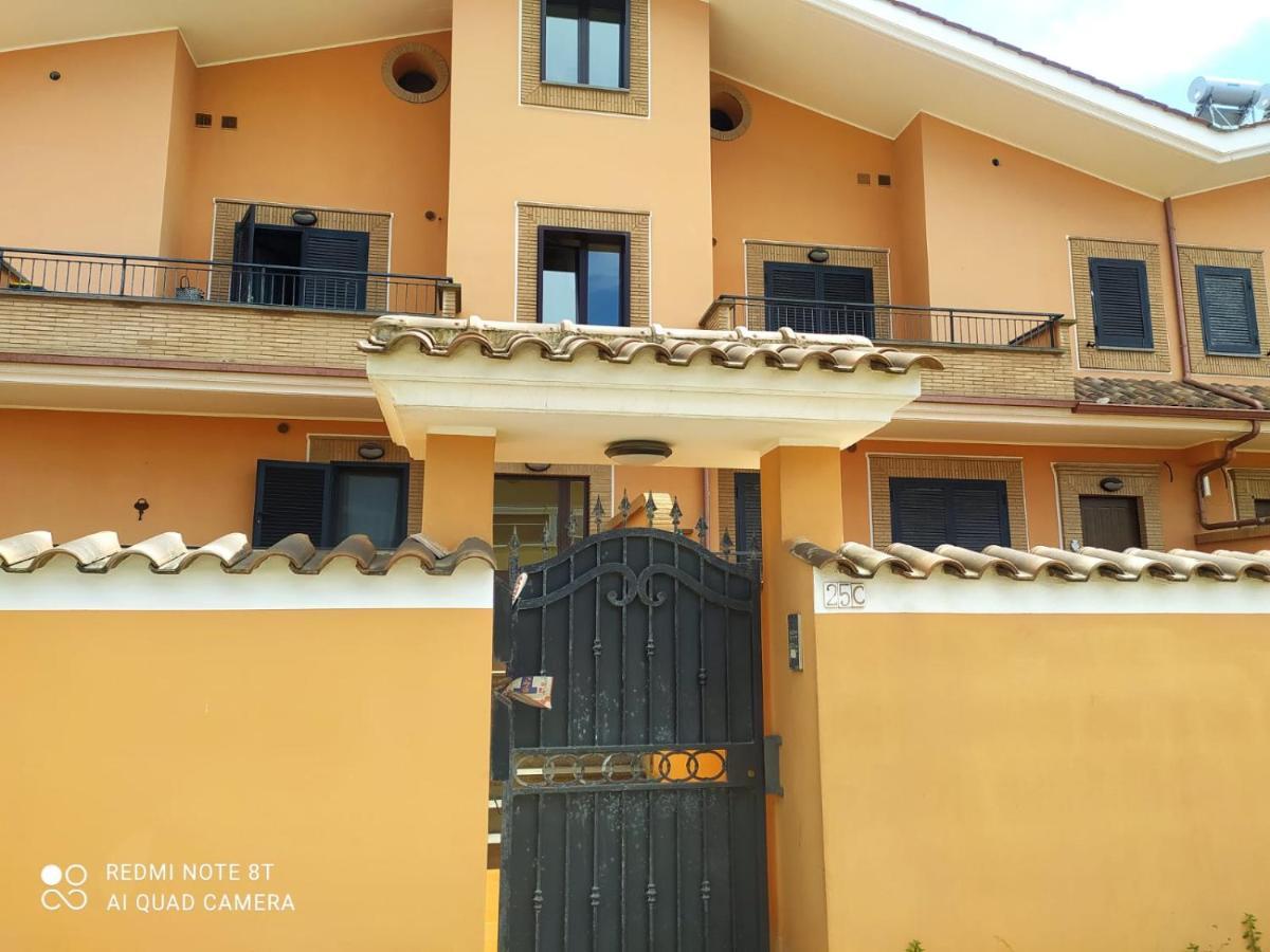 Casa Vacanza Indaco Fiumicino Bagian luar foto